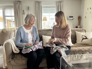Christa Matecki (links) mit Alexa Dietz (rechts) im Gespräch auf der Couch. 