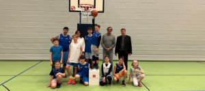 Basketballgruppe mit dem Bürgermeister Fenzl und Doris Räder in der Sporthallte vor dem neuen Basketballkorb.