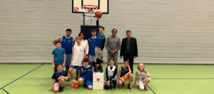 Basketballgruppe mit dem Bürgermeister Fenzl und Doris Räder in der Sporthallte vor dem neuen Basketballkorb.