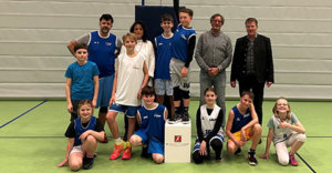 Basketballgruppe mit dem Bürgermeister Fenzl und Doris Räder in der Sporthallte vor dem neuen Basketballkorb.