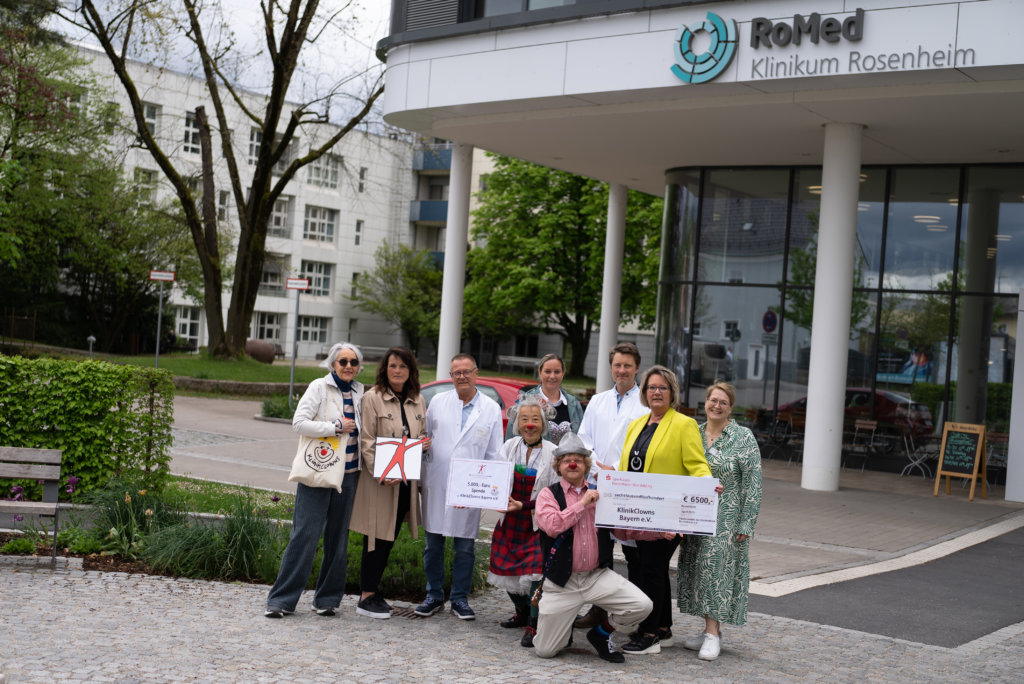 Vertreter der Sparkassenstiftungen Zukunft, des Förderverein der Kinderklinik, der KlinikClowns und des RoMed Klinikums stehen vor dem RoMed Klinikum.