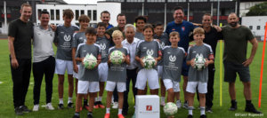 Gruppenfoto der Spieler, Trainer des TuS Raubling zusammen mit Josef Steidl in der Mitte.