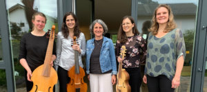 Andrea Janshen steht zusammen mit den Musikerinnen in einer Reihe.