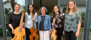 Andrea Janshen steht zusammen mit den Musikerinnen in einer Reihe.