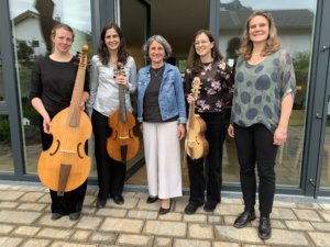 Andrea Janshen steht zusammen mit den Musikerinnen in einer Reihe.