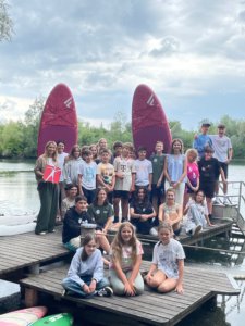 Alexa Dietz mit den Schülerinnen und Schülern am Happinger Ausee