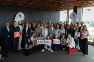 Gruppenfoto der ausgelosten Einrichtungen gemeinsam mit Karl Göpfert, Alexa Dietz sowie Landrat Otto Lederer und Oberbürgermeister Andreas März.
