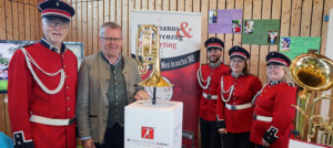 Vertreter des Spielmanns- und Fanfarenzug mit den neuen Instrumenten.